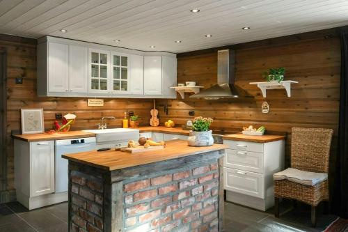 Kuchyň nebo kuchyňský kout v ubytování Family Cabin With Shelter By Lake Gautetjern