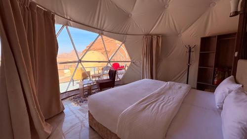 DisahにあるHAGIA SOPHIA lUXURY CAMPのベッドと大きな窓のある寝室