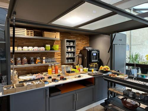 una cucina con un bancone con del cibo sopra di Logis Hostellerie des Ducs a Duras