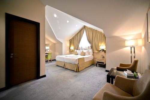 Un pat sau paturi într-o cameră la Ararat Resort Tsaghkadzor