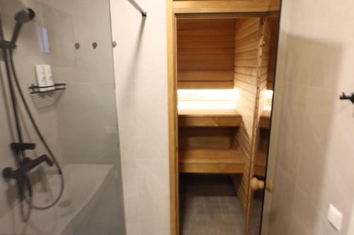 SulbiAatrium Kinnisvara Sulbi village Private Nature的一间带淋浴的小浴室和木质楼梯