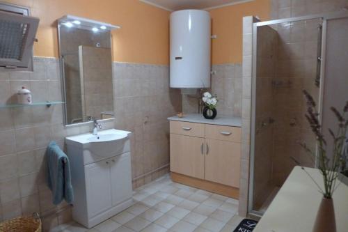 Koupelna v ubytování Maison rosalice