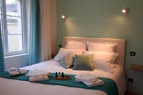 un letto con asciugamani e un vassoio di cibo sopra di L'etape du general a Colombey-les-deux-Églises