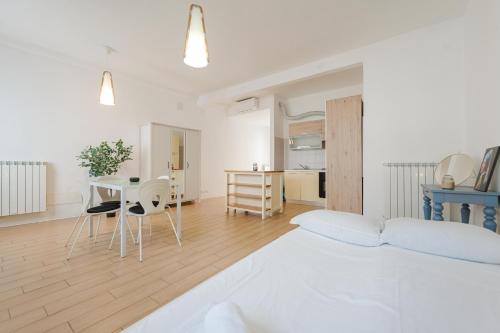 Ένα ή περισσότερα κρεβάτια σε δωμάτιο στο Francy Suite - 15 min from Venice & Mestre Train Station