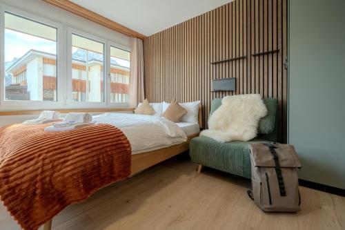 Un dormitorio con una cama, una silla y una ventana en Collina Forest Design-Studio by Arosa Vacations, en Arosa