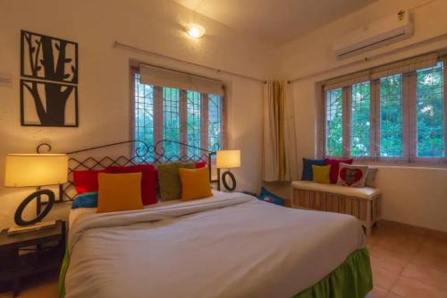 Ένα ή περισσότερα κρεβάτια σε δωμάτιο στο Kenwood's Farmstay - 6bhk with private pool