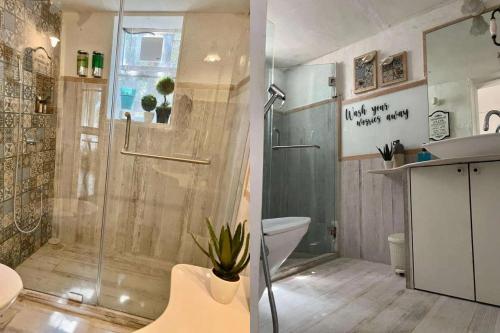 Ένα μπάνιο στο Kenwood's Farmstay - 6bhk with private pool