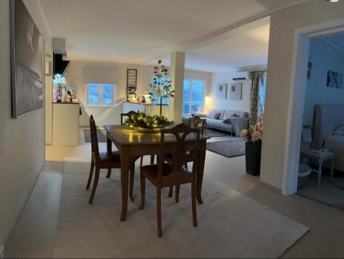 een eetkamer en woonkamer met een tafel en stoelen bij Herb Farm Guesthouse in Senja