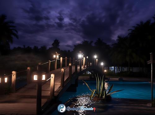 un ponte sopra una piscina di notte con luci di Quinta Celeste a Temixco