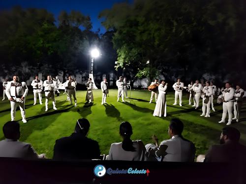 um grupo de pessoas com uniformes brancos em um campo em Quinta Celeste em Temixco