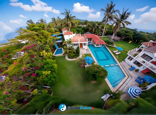 Luftaufnahme eines Hauses mit Swimmingpool in der Unterkunft Quinta Celeste in Temixco