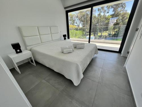 a bedroom with a large bed and a large window at Villa Elodie Piscine privé, parking in Vau