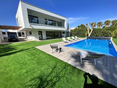 a house with a swimming pool and a yard at Villa Elodie Piscine privé, parking in Vau