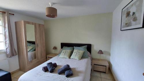 een slaapkamer met een bed met twee teddyberen erop bij Gite Saint Pardoux L'ortigier in Saint-Pardoux-lʼOrtigier