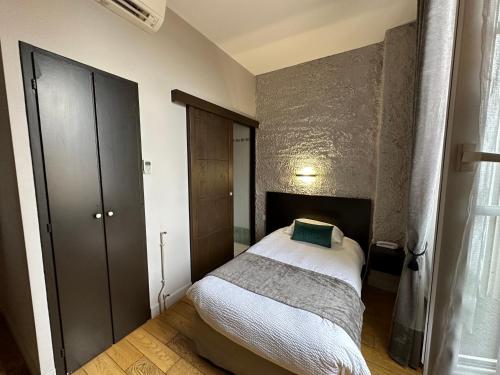 Un pat sau paturi într-o cameră la Logis Hostellerie des Ducs