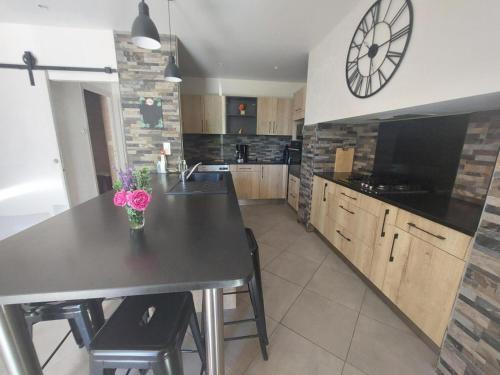 Η κουζίνα ή μικρή κουζίνα στο Gite la Chartrouille