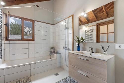 Casa La Plaza في إل باسو: حمام مع حوض استحمام ومغسلة ودش