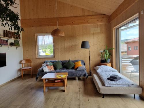 een woonkamer met een bank en een tafel bij Hubertus in Dietingen