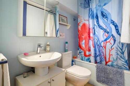 Ένα μπάνιο στο Loft Cala Canyelles