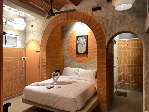 Un pat sau paturi într-o cameră la Eden Beach Resort - TIE