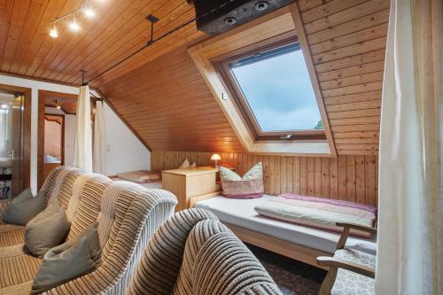 una piccola stanza con un letto e delle sedie in una casa di Ferienwohnung Steinebrunner a Todtnau