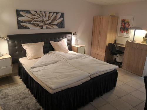 Roca Penthouse في إِستيبونا: سرير كبير في غرفة نوم مع مكتب