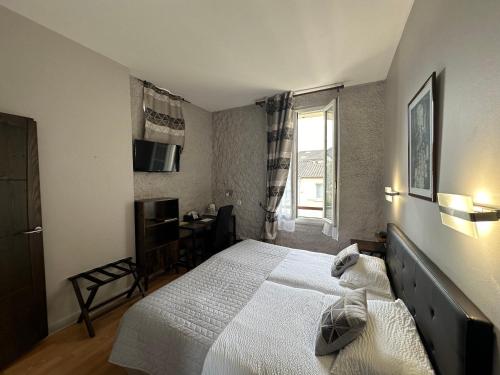 Vuode tai vuoteita majoituspaikassa Logis Hostellerie des Ducs