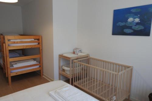 een babykamer met een kinderbedje en een toilet bij Gite de la forge in Bettaincourt-sur-Rognon