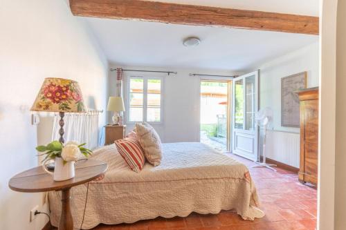 een slaapkamer met een bed en een tafel bij Les oiseaux in Louvemont