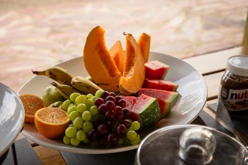 un plato de frutas y hortalizas en una mesa en Tsauchab River Camp, en Sesriem