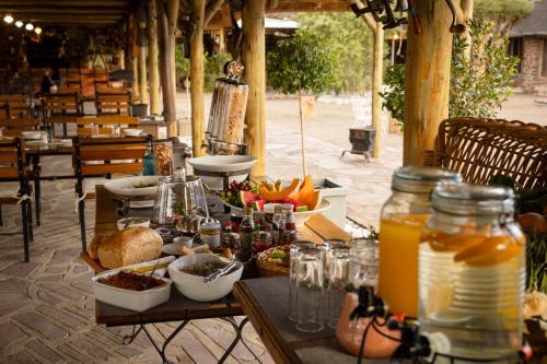 una mesa con comida y bebidas encima en Tsauchab River Camp, en Sesriem