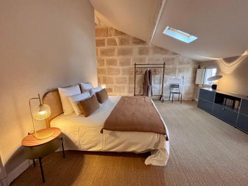 une chambre avec un grand lit dans une pièce dans l'établissement Merci Papa Merci Maman, à Maussane-les-Alpilles