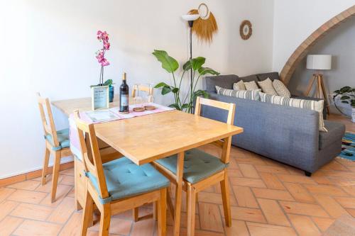 a living room with a table and a couch at Casa Oceano-Ave do Mar in Raposeira