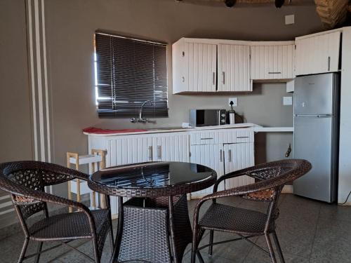 Η κουζίνα ή μικρή κουζίνα στο Dinkoeng Tented Camp & Adventure