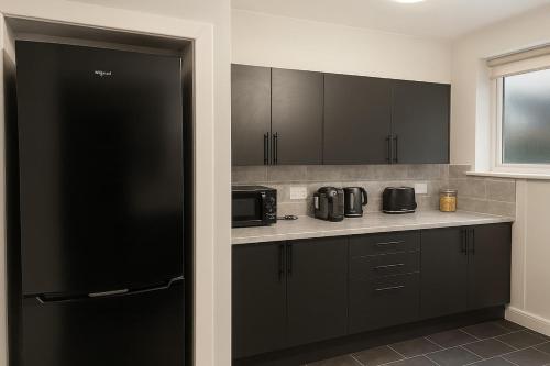 Køkken eller tekøkken på 3BR Sleeps 6 Free Parking Near Glasgow City Centre