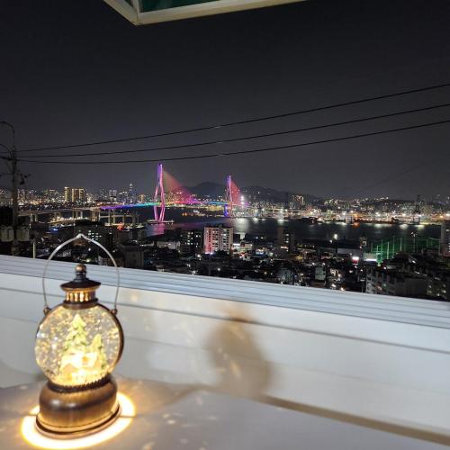 Vedere generală la Busan sau o vedere a orașului de la acest apartament