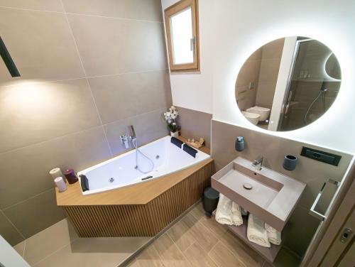 un baño con bañera y lavabo en Tenuta San Nicola, en Campobasso