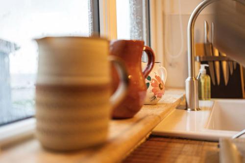 een keukenblad met twee kannen erop bij West End No 18 - St Monans in Saint Monance