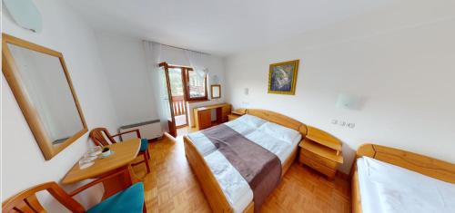 Un pat sau paturi într-o cameră la Cozy Nook, Zreče