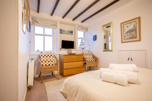 een slaapkamer met een bed, een bureau en een televisie bij West End No 18 - St Monans in Saint Monance