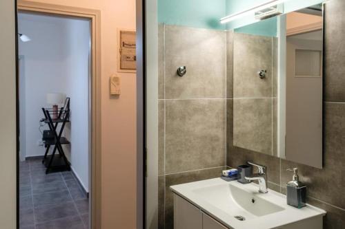 Athenian sunlit central flat!
