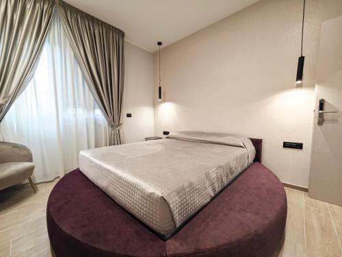 Un dormitorio con una cama grande y una ventana grande. en Tenuta San Nicola, en Campobasso