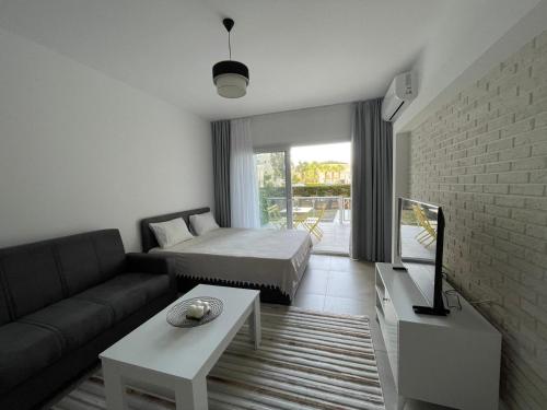 Un pat sau paturi într-o cameră la Caesar Resort Iskele Long Beach CORNELİUS 99