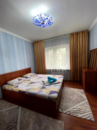 Postel nebo postele na pokoji v ubytování Центр 21 Чимкент Двушка