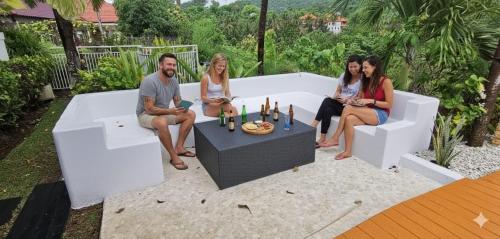 Επισκέπτες που μένουν στο The Dharma Lovina - Mountain, Sea & Sunset View - Private Villa w Starlink - 5br