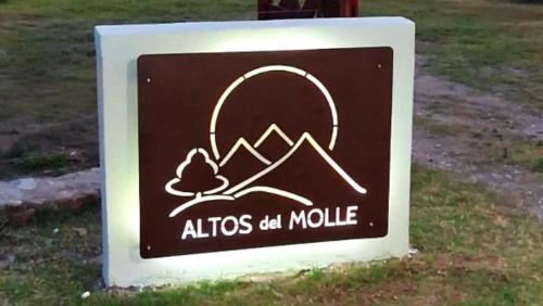 un cartello per un annuncio pubblicitario di Alitzos per dispositivi mobili di ALTOS DEL MOLLE en VCP predio con solo 2 cabañas a Villa Carlos Paz