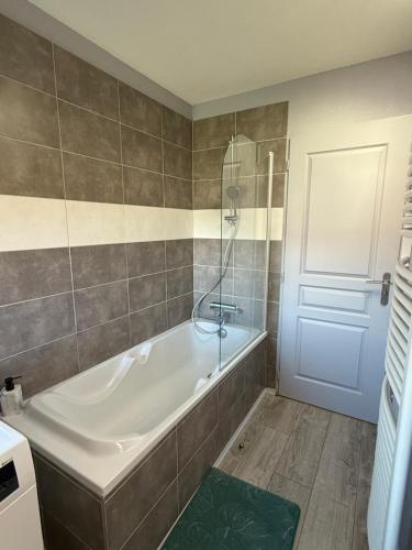 Et badeværelse på Idéalement situé Proche Techn'hom