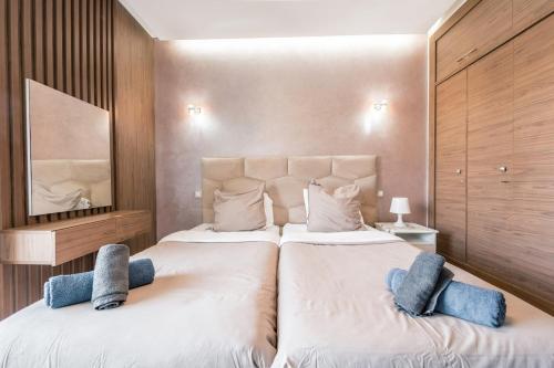 Ένα ή περισσότερα κρεβάτια σε δωμάτιο στο Luxury and Comfort, High-Speed Wi-Fi, Big Terrace, Pool