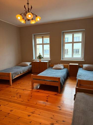 Zimmer mit 2 Betten und 2 Fenstern in der Unterkunft Hostel Grudziadz in Graudenz