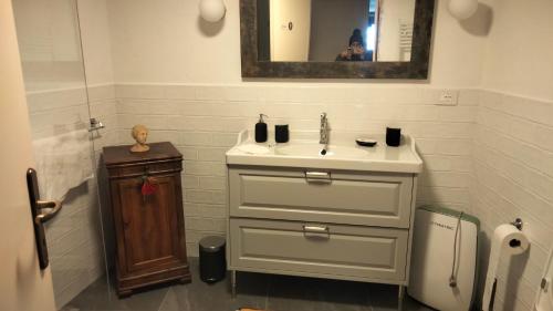 een badkamer met een wastafel en een toilet bij Maison Jacquemin in Saint-Pierre